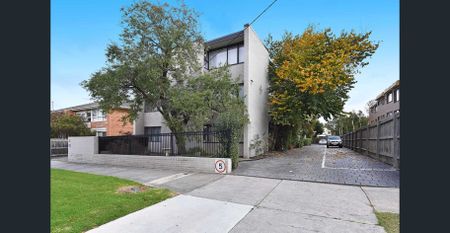 Elegance On Daisy - Photo 2