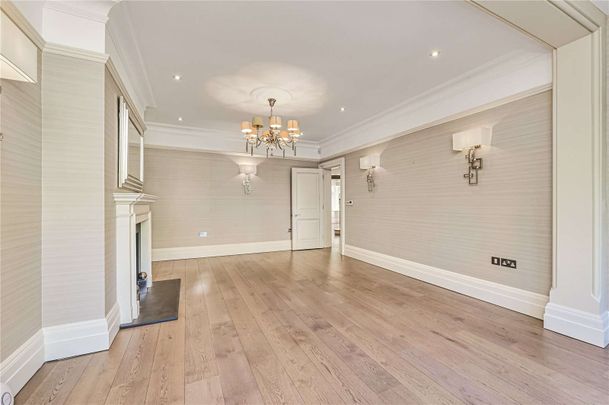 A stunning, semi detached, six bedroom family house in a prime village address location. - Photo 1