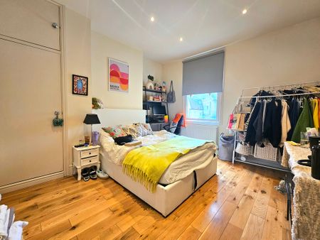 4 Bedroom Semi-Detached House, Dents Road, London - Photo 5