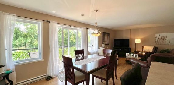 4 1/2 luxueux, grand, vue sur boisé - Photo 2