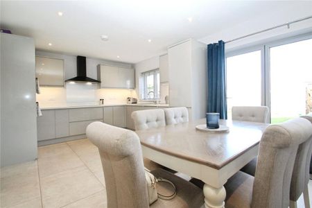 3 bedroom detached house to rent - Photo 5