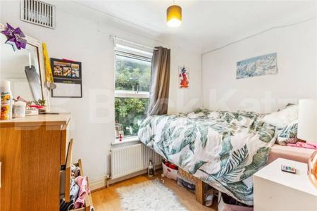 6 bedroom house with 2 reception rooms and a rear garden - Photo 3