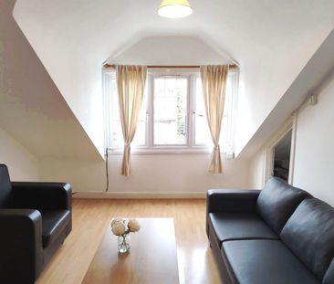 2 bed flat to rent - Photo 2