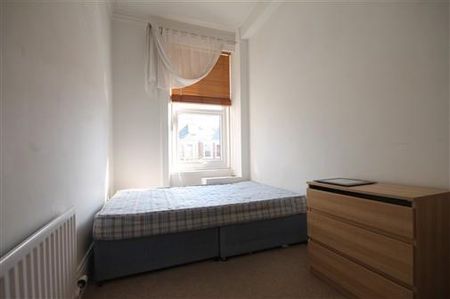3 bedroom flat to rent - Photo 4