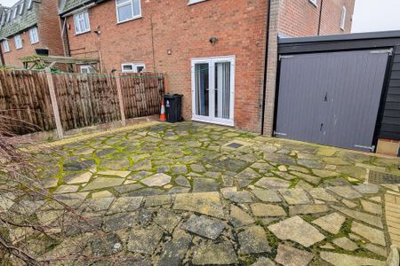 4 bedroom terraced house to rent - Photo 2