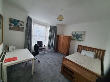 4 Bed Terraced House, Wanstead Park Road, IG1 - Photo 2