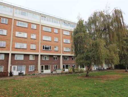 Beauchamp Court, Bedford - Photo 2