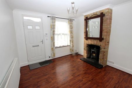 2 bedroom Terraced House to let - Photo 5