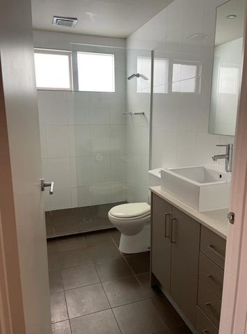 2 Bedroom Townhouse - 3 minute walk to tram stop! - Photo 2