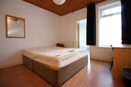 3 bedroom end of terrace house to rent - Photo 4