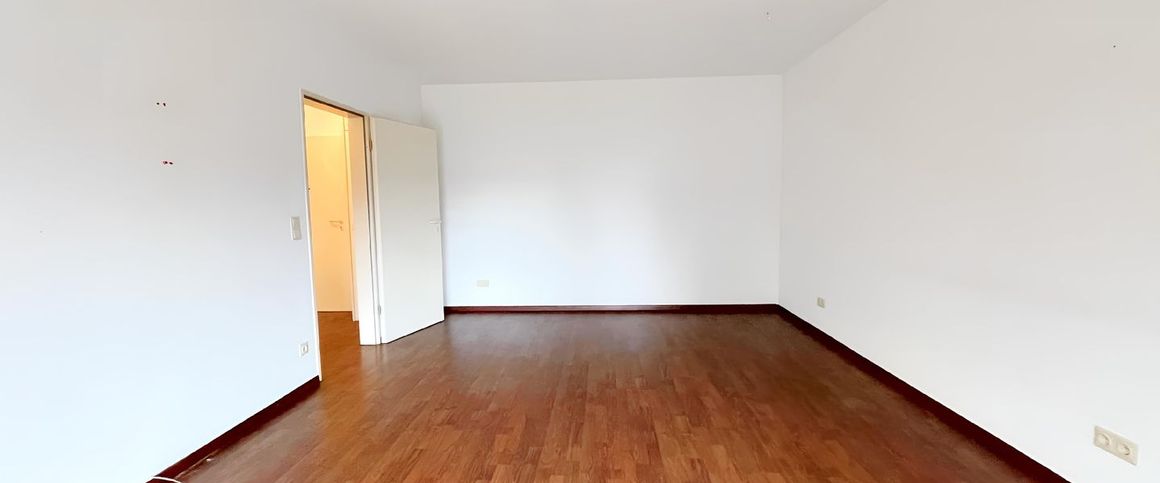 HELLE 2-ZIMMERWOHNUNG MIT GROßEM BALKON ZU MIETEN! - Foto 1