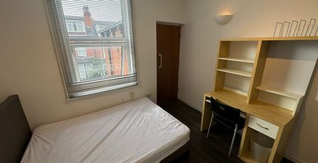 Flat 3, 77 Brudenell Road, Hyde Park, Leeds, LS6 1JD - Photo 2