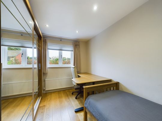 4 bedroom House in Rachaels Lake View, Bracknell - Photo 1