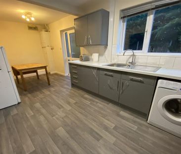 4 bedroom semi-detached house to rent - Photo 5