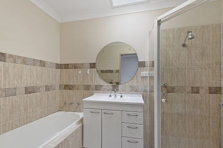 BEUTIFULLY APPOINTED MODERN 3 BEDROOM TOWNHOUSE - Photo 5