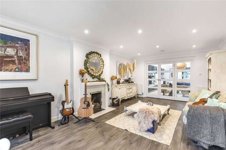 A beautiful six bedroom family home boasting a large garden and separate summer house in a quiet residential cul-de-sac with off-street parking. - Photo 5