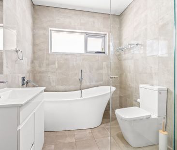 Quality townhouse capturing water and city views - Photo 3