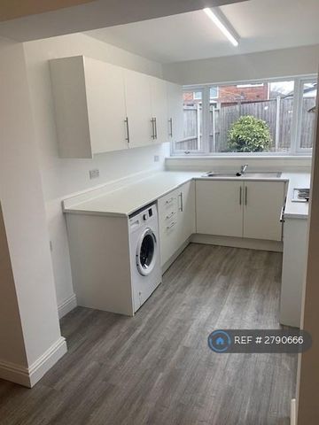 3 bedroom semi-detached house to rent - Photo 3