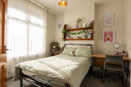 Just around the corner from the most popular student spots! - Photo 4