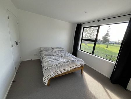 Room for rent in modern 4BR Townhouse in Te Atatu! - Photo 3