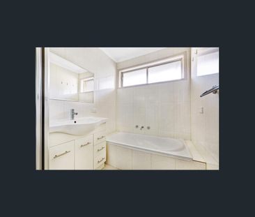 Sun-splash, Warm and Welcoming - Photo 3