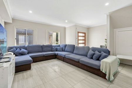 Great 4 Bedroom Home - Fantastic Location! - Photo 2