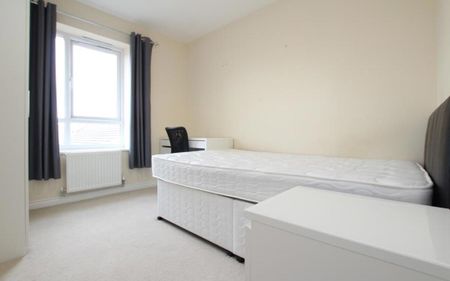 *** STUDENT HOUSE *** A large five bedroom student house available furnished with bills included from August. - Photo 3
