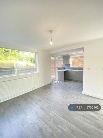 4 bedroom semi-detached house to rent - Photo 2