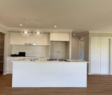 Brand New Lovely and comfortable Family Home - Photo 2