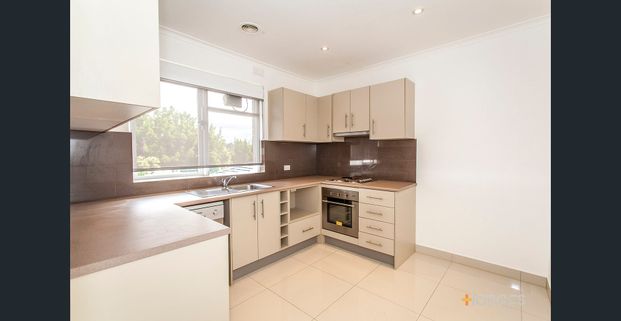 Large Apartment In Prime Bentleigh Location - Photo 1