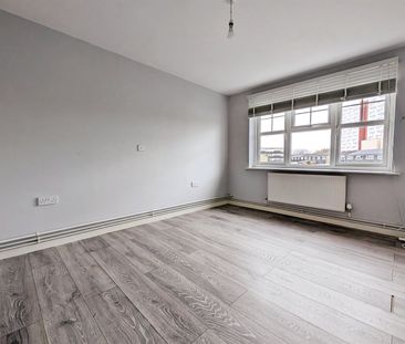 Howards Grove, SO15 - Photo 1