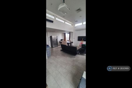 1 bedroom in a flat share to rent - Photo 2