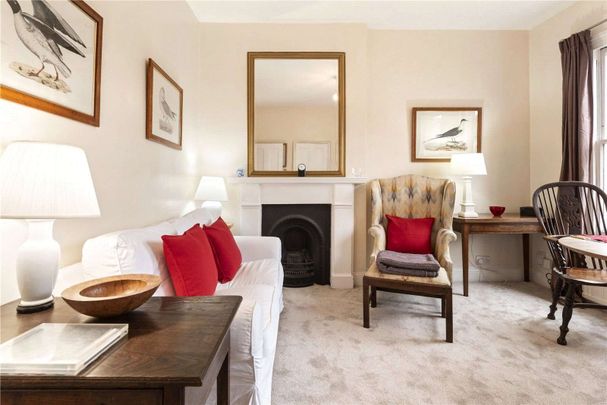 Charming two bedroom flat ideally situated close to Clapham Common, with its own private terrace. - Photo 1