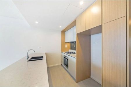 Modern 2-Bedroom Apartment with Parking in the Heart of Camperdown - Photo 2