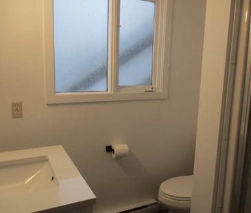 Spacious 3bed 2bath Duplex; Mission – Available April - Photo 1