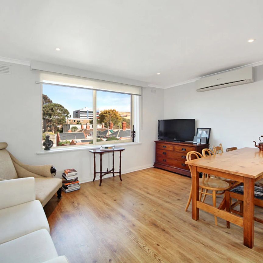 Stylish Top Floor One-Bedroom Apartment - Photo 1