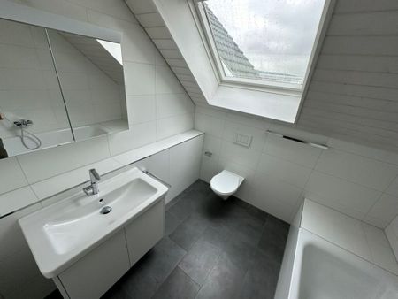 Generous penthouse apartment with lift access - Photo 4