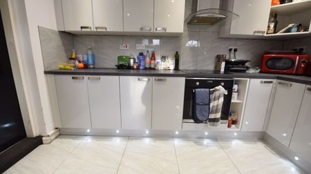 6 bedroom House in Norwood Terrace, Leeds - Photo 4