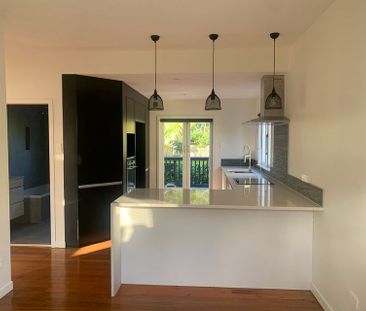 Renovated, 2 bedroom house with parking - Photo 1