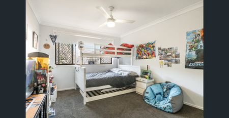 Spacious 5-Bedroom Family Home with Pool - Photo 5