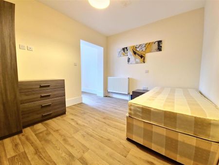 1 bedroom in a house share to rent - Photo 3