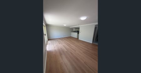 Executive style 2 bedroom apartment, just renovated - Photo 2