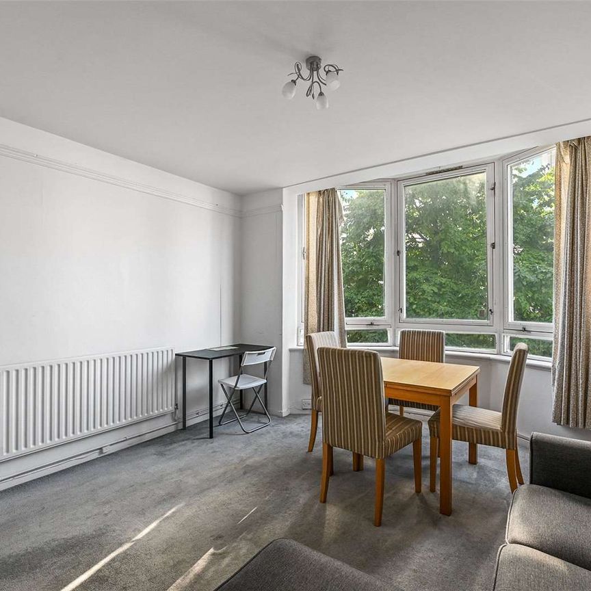 A spacious three bedroom apartment only a short walk from Lambeth North and Waterloo station. - Photo 1