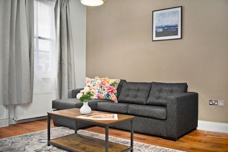 Adrian Mews - Photo 5