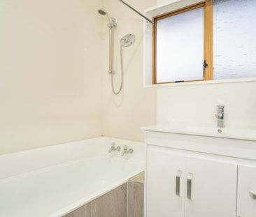 3 BEDROOM - SINGLE STOREY - GARAGE - Photo 2