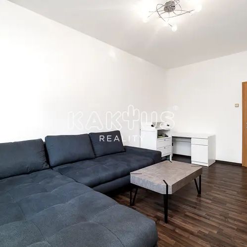 Pronájem rekonstruovaného bytu 2+1 s parkováním, 52 m - Фото 1