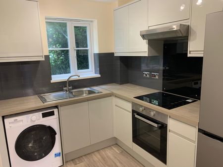 Town Centre, West Green, Crawley - Photo 3