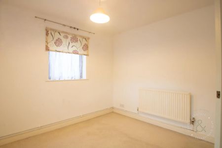 2 Bedroom Flat - Photo 2