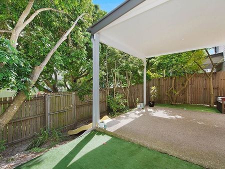 Large Townhouse Backs Onto Parkland - Photo 4