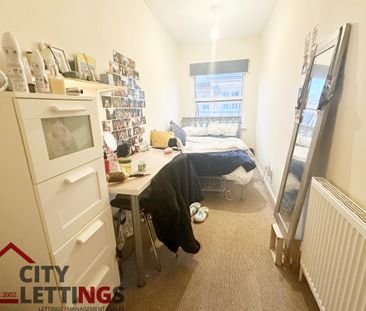 6 Bedroom Mid Terraced House - Photo 3